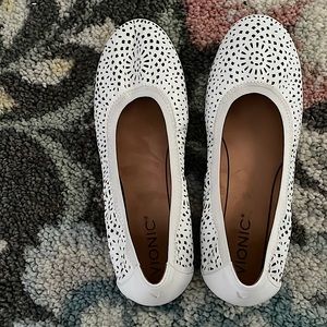 Vionic white shoes size 8